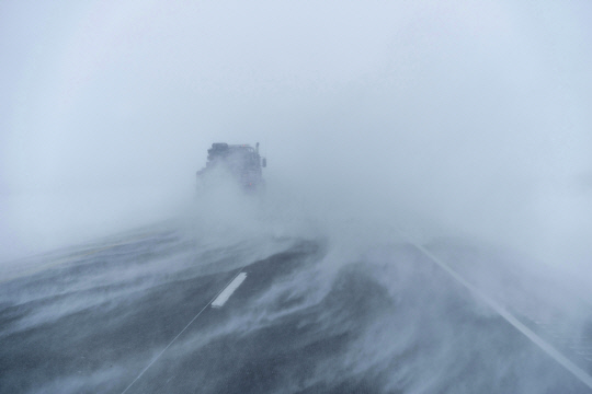 미국의 한 도로에 눈보라가 몰아치는 모습[AP=연합뉴스]